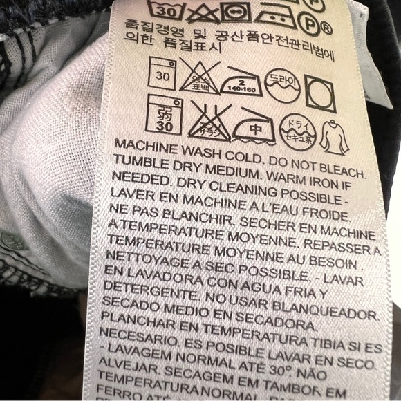 LEVI’S SKINNY JEGGINGS. Pull-on elastic wide waist w/5 pocket styling. Black. - Picture 7 of 7